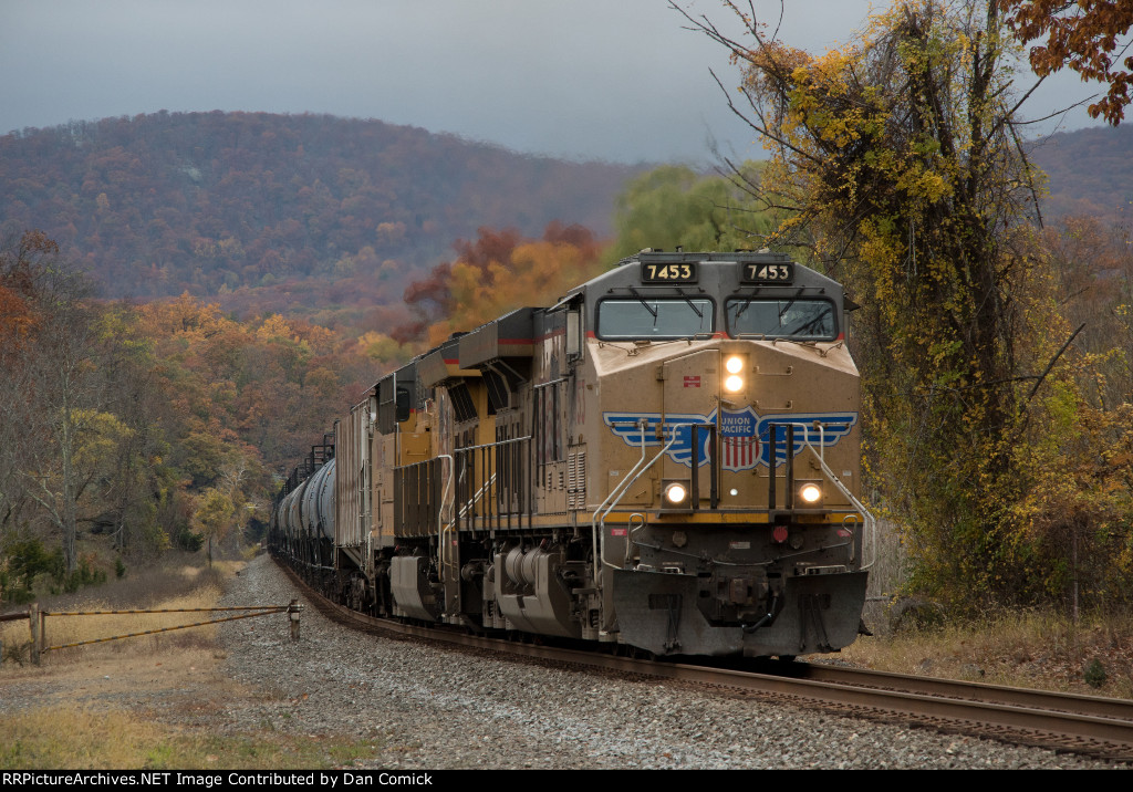 UP 7453 Leads B778 at Iona Island